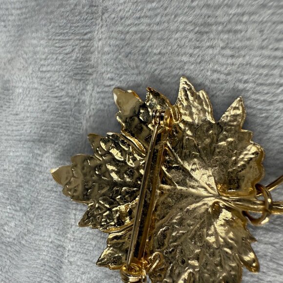 Vintage Maple Leaf Brooch With Gold-Tone Metal & Enamel Finish Pearl Accent - Picture 13 of 16